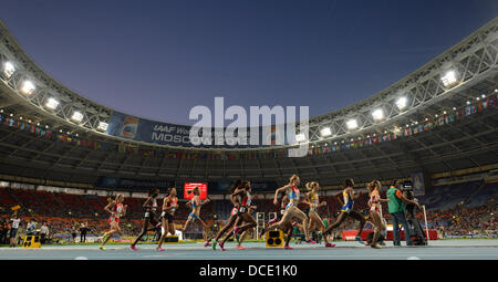 Moskau, Russland. 15. August 2013. Athleten treten in den Frauen 1500 m Finale bei den 14. Weltmeisterschaften in der Leichtathletik im Luzhniki-Stadion in Moskau, Russland, 15. August 2013. Foto: Bernd Thissen/Dpa/Alamy Live News Stockfoto