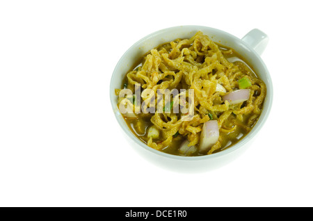 Nudelgericht in gelbem Curry in Schüssel weiß auf weißem Hintergrund Stockfoto