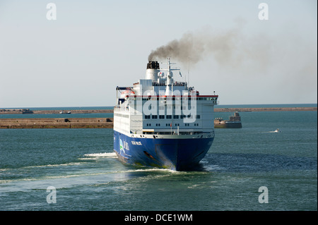 Oscar Wilde-Fähre mit Bogen Booster aus Cherbourg Frankreich Schiff gehört der Irish Ferries Flotte zu manövrieren Stockfoto