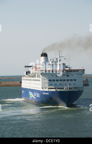 Oscar Wilde-Fähre mit Bogen Booster aus Cherbourg Frankreich Schiff gehört der Irish Ferries Flotte zu manövrieren Stockfoto
