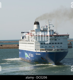 Oscar Wilde-Fähre mit Bogen Booster aus Cherbourg Frankreich Schiff gehört der Irish Ferries Flotte zu manövrieren Stockfoto