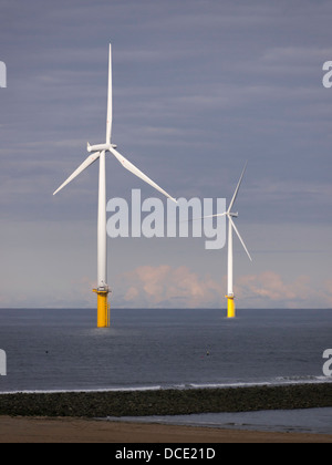 Zwei der siebenundzwanzig Turbinen in Redcar-Windpark bei Teesmouth Stockfoto