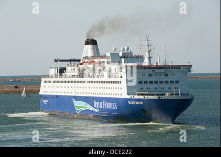 Oscar Wilde-Fähre mit Bogen Booster aus Cherbourg Frankreich Schiff gehört der Irish Ferries Flotte zu manövrieren Stockfoto