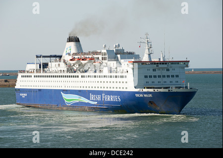 Oscar Wilde-Fähre mit Bogen Booster aus Cherbourg Frankreich Schiff gehört der Irish Ferries Flotte zu manövrieren Stockfoto