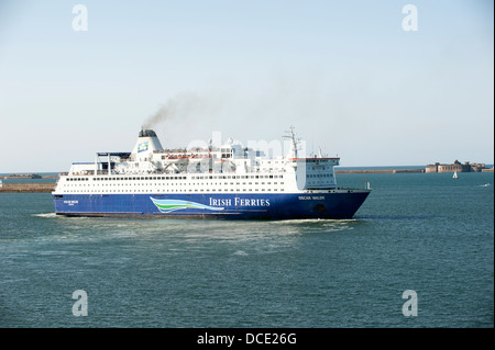 Oscar Wilde-Fähre mit Bogen Booster aus Cherbourg Frankreich Schiff gehört der Irish Ferries Flotte zu manövrieren Stockfoto