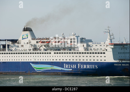 Oscar Wilde-Fähre mit Bogen Booster aus Cherbourg Frankreich Schiff gehört der Irish Ferries Flotte zu manövrieren Stockfoto