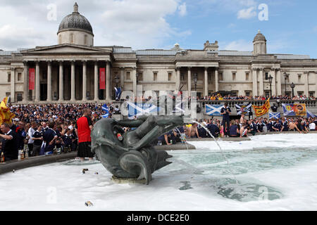 London, UK. 14. August 2013. Schottische Fußball-Fans am Trafalgar Square in London, England. Die Schottland-Fans versammelten sich vor dem England gegen Schottland freundlich überein, dass England gewann 3-2. Bildnachweis: whyeyephotography.com/Alamy Live News Stockfoto