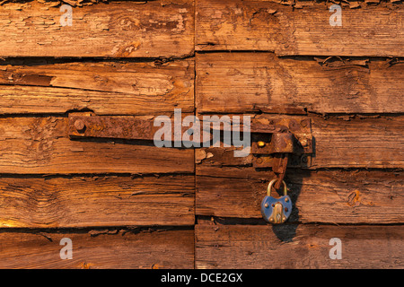 Altes Schloss auf Holztür Stockfoto