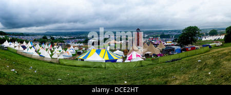 Einen weiten Panoramablick des Standorts würdig Farm Glastonbuy während des Festivals genommen von der Spitze des Hügels durch das Zeichen. Stockfoto