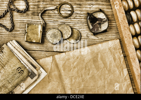 Alte Banknoten und Münzen und Abakus auf einem Holztisch Stockfoto