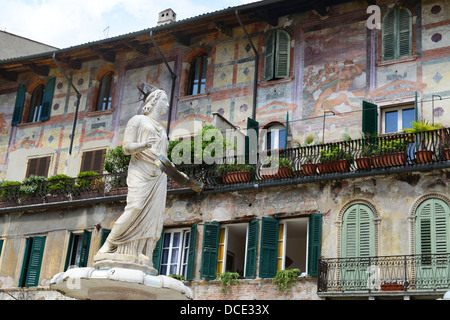 Die Marienstatue in Piazza Delle Erbe in Verona, Veneto, Italien Stockfoto