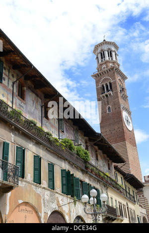 Torre dei Lamberti in Piazza Delle Erbe Verona Italien Stockfoto