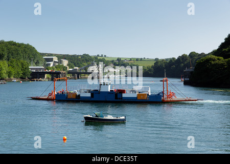 Bodinnick Autofähre überqueren Fowey Fluss Cornwall an einem schönen Sommertag mit blauem Himmel Stockfoto