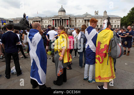 London, UK. 14. August 2013. Schottische Fußball-Fans am Trafalgar Square in London, England. Die Schottland-Fans versammelten sich vor dem England gegen Schottland freundlich überein, dass England gewann 3-2. Bildnachweis: whyeyephotography.com/Alamy Live News Stockfoto