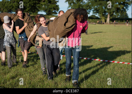 Balcombe, UK, 15. August 2013. Anti-Fracking Demonstranten Up-the-ante-wie Hunderte von Demonstranten steigen auf ein Feld in der Nähe von Balcombe und ein "Reclaim the Power" Camp eingerichtet. Polizei wurden überrascht, wie die Demonstranten einen Tag später erwartet wurden. Bildnachweis: Lee Thomas/Alamy Live-Nachrichten Stockfoto