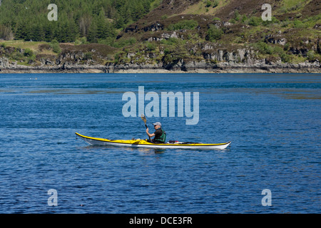 Mann im gelben und weißen Meer Kajak, Kyle Rhea, Schottland, UK Stockfoto