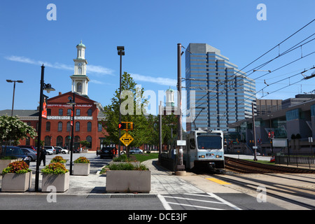 MTA Penn Shuttle Stadtbahn Zug an MARC Camden Station, Sport-Legenden-Museum im linken Hintergrund, Baltimore, Maryland, USA Stockfoto