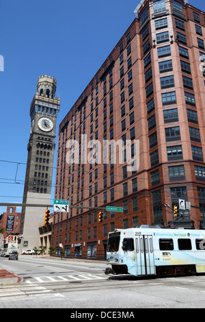 MTA Penn Shuttle Straßenbahn, Bromo Seltzer Arts Clock Tower und Camden Court Apartments Gebäude, Baltimore City, Maryland, USA Stockfoto