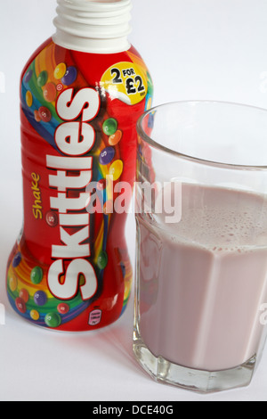 Flasche und Glas schütteln Kegeln trinken Obst geschmack Milch trinken Milchshake auf weißem Hintergrund Stockfoto