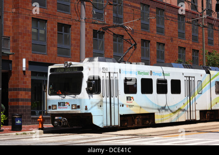 MTA Penn Shuttle Stadtbahn Zug wartet am Verkehrsknotenpunkt, Baltimore City, Maryland, USA Stockfoto