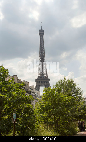 Den Eiffelturm gesehen aus der Begründung des Musée Qui Branly in Paris Frankreich Stockfoto