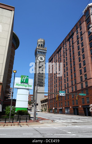 Baltimore Inner Harbor Holiday Inn Schild, Bromo Seltzer Arts Clock Tower und Camden Court Apartments Gebäude, Baltimore City, Maryland, USA Stockfoto