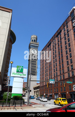 Baltimore Inner Harbor Holiday Inn Schild, Bromo Seltzer Arts Clock Tower und Camden Court Apartments Gebäude, Baltimore City, Maryland, USA Stockfoto