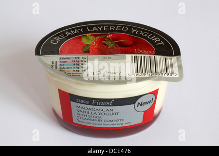 Tesco Finest cremig geschichteten Joghurt madagassische Vanille-Joghurt Erdbeere Senga Kompott isoliert auf weißem Hintergrund Stockfoto