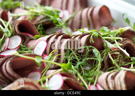 Nahaufnahme von geschnittenes Roastbeef mit Relish und sprießen Stockfoto
