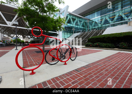 Fahrradträger in roter Stahlform zur Befestigung von Fahrrädern vor dem Convention Center-Gebäude, East Pratt Street, Baltimore City, Maryland, USA Stockfoto