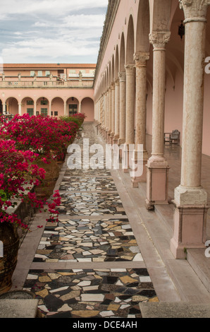 USA, Florida, Sarasota. Bougainvillea-Linien die inneren Stege und Flure von John und Mable Ringling Museum of Art. Stockfoto