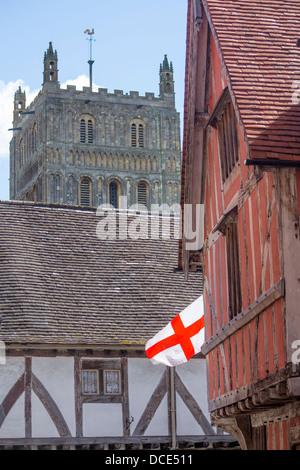 Tewkesbury Abbey Mittelturm, mittelalterlichen Fachwerkhäusern und englische Flagge Tewkesbury Gloucestershire England UK Stockfoto