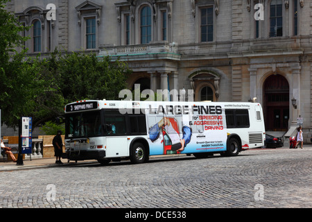 Kampagne Anzeige Warnung vor hohen Geldstrafen für Geschwindigkeitsüberschreitungen und aggressives Fahrverhalten auf der öffentlichen Bus, Baltimore City, Maryland, USA