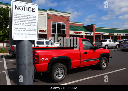 Melden Sie sich an Parkplatz vor Einkaufszentrum Verbot von Demonstrationen etc. nicht Mitarbeiter auf dem Grundstück, Cumberland, Maryland, USA Stockfoto