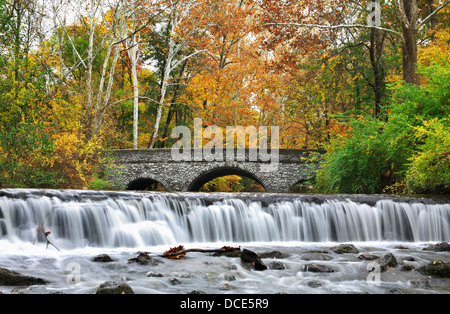 Eine steinerne Brücke und Wasserfall im Herbst im Park, Sharon Woods, südwestlichen Ohio, USA Stockfoto