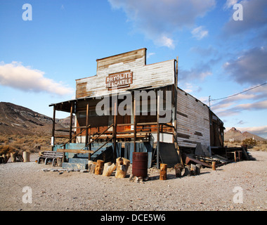 Sonnigen Himmel über A verfallene Gebäude Rhyolite Nevada, einer verlassenen Stadt in der Nähe von Death Valley, USA Stockfoto