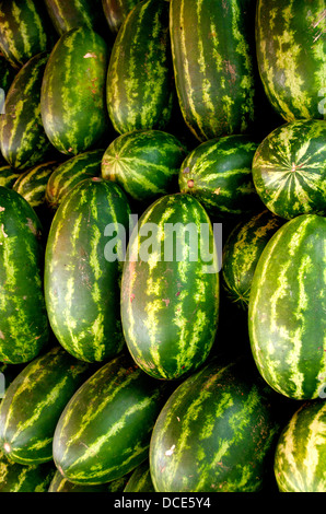 Viele große süße grüne Wassermelonen und einem geschnittenen Wassermelone Stockfoto