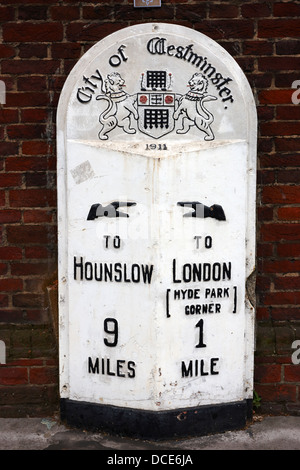 Stadt von Westminster alten Metal Meilenstein zwischen London und Hounslow London England UK Stockfoto