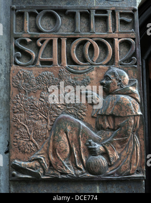 Der Salon Kupfer Platte Gravur, außerhalb der historischen Black Friar Pub, Blackfriars London England UK Stockfoto