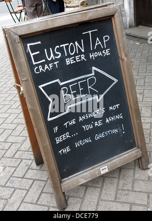 Craft Beer Tap Zeichen am Euston Station in London Stockfoto