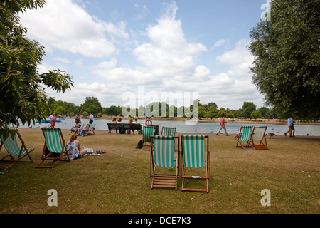 Liegestühle im Hyde Park London England UK angelegt Stockfoto