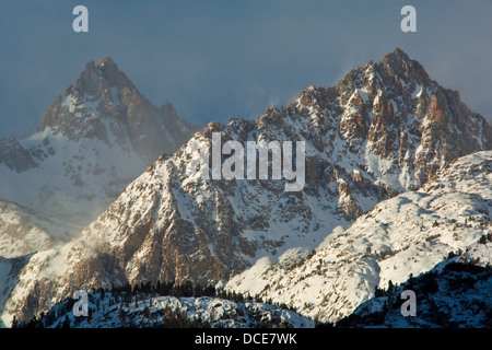 Clearing-Herbst Schneesturm über die hohen Gipfel der östlichen Sierra, California Stockfoto