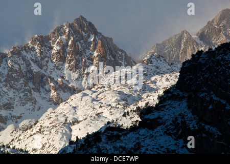 Clearing-Herbst Schneesturm über die hohen Gipfel der östlichen Sierra, California Stockfoto