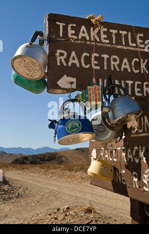 Einen Wasserkocher Junction anmelden, unbefestigte Straße auf dem Weg zu den Racetrack, Death Valley Nationalpark, Kalifornien Stockfoto