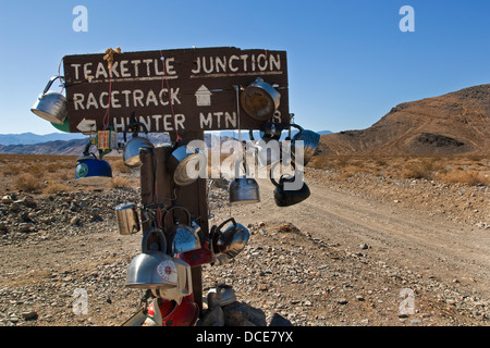 Einen Wasserkocher Junction anmelden, unbefestigte Straße auf dem Weg zu den Racetrack, Death Valley Nationalpark, Kalifornien Stockfoto