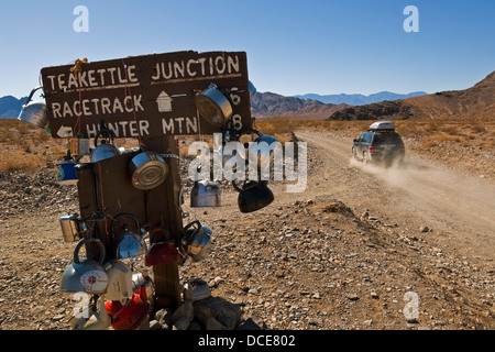 Einen Wasserkocher Junction anmelden, unbefestigte Straße auf dem Weg zu den Racetrack, Death Valley Nationalpark, Kalifornien Stockfoto