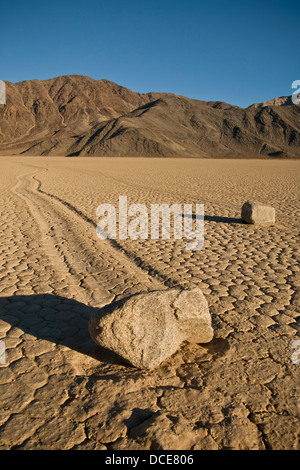 Spuren von geheimnisvollen beweglichen Felsen auf dem getrockneten flachen Schlamm im Racetrack Playa, Death Valley Nationalpark, Kalifornien Stockfoto