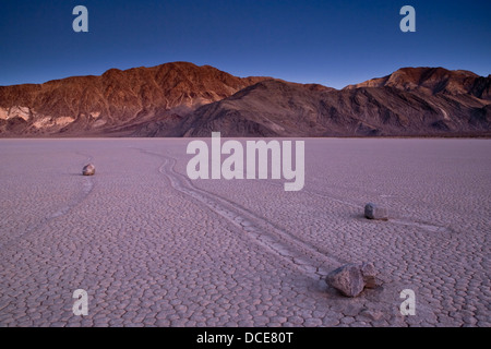 Spuren von geheimnisvollen beweglichen Felsen auf dem getrockneten flachen Schlamm im Racetrack Playa, Death Valley Nationalpark, Kalifornien Stockfoto