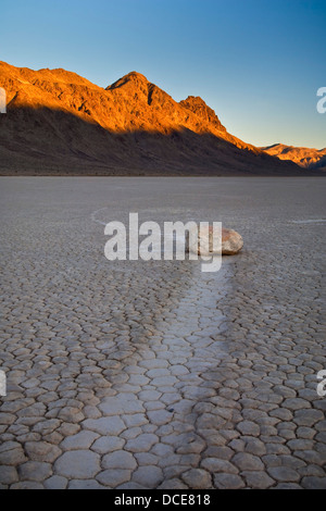 Spuren von geheimnisvollen beweglichen Felsen auf dem getrockneten flachen Schlamm im Racetrack Playa, Death Valley Nationalpark, Kalifornien Stockfoto