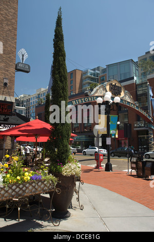 LOU & MICKYS OUTDOOR BÜRGERSTEIG RESTAURANT GASLIGHT DISTRICT FIFTH AVENUE DOWNTOWN SAN DIEGO KALIFORNIEN USA Stockfoto